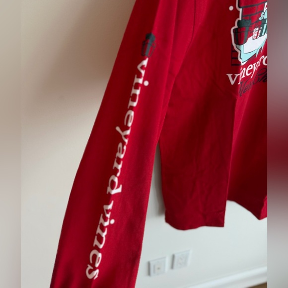 NWT Vineyard Vines Santa Whale Christmas Red Long Sleeve Graphic Pocket Tee - Picture 8 of 9